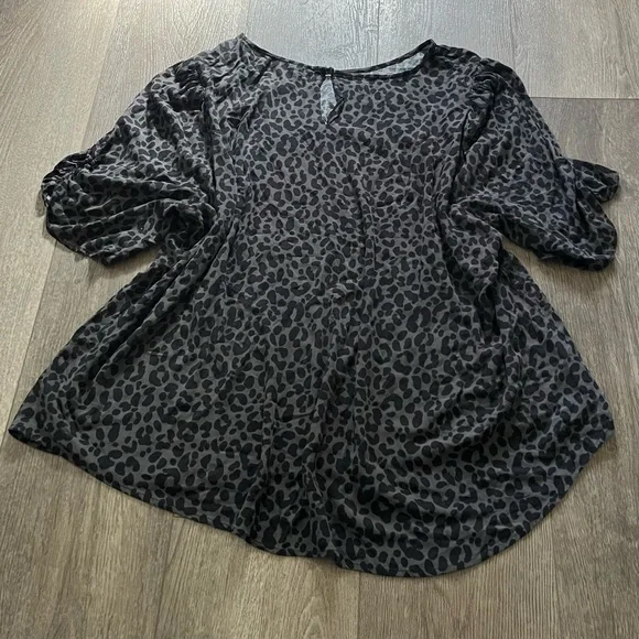Torrid Leopard Print Ruched Sleeve Crepe Keyhole Back Blouse Size 5X - Picture 8 of 11